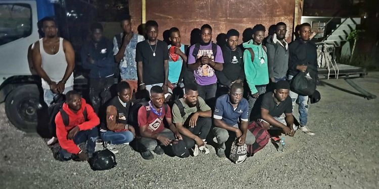 Ejército detiene hombre que ocultaba 15 haitianos indocumentados en un camión cisterna en Navarrete