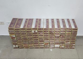 Policía Nacional junto al Ministerio Público ocupa 24,000 cigarrillos ilícitos durante operativo en colmado de SDE