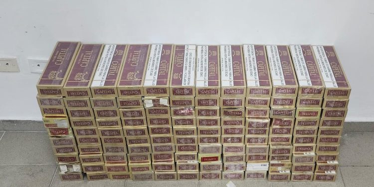 Policía Nacional junto al Ministerio Público ocupa 24,000 cigarrillos ilícitos durante operativo en colmado de SDE