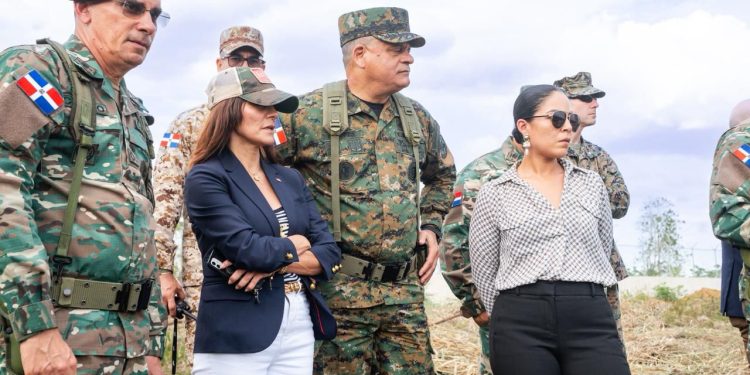 Ministro de Defensa y embajadora de Estados Unidos realizan recorrido por la zona fronteriza de Dajabón