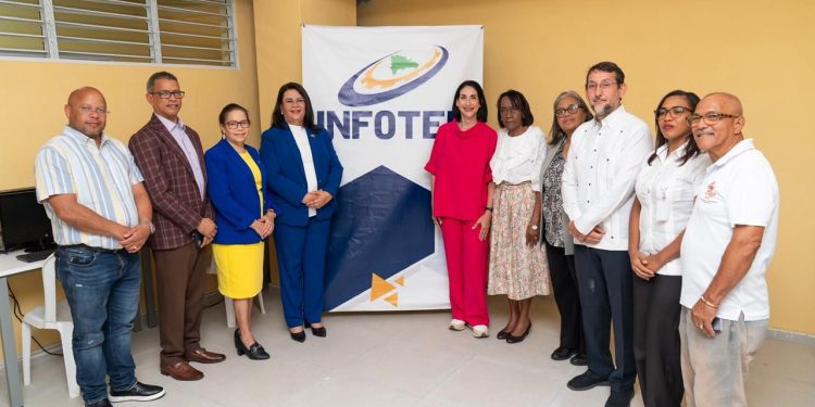 Primera dama inaugura aulas de belleza e informática equipadas por INFOTEP en Ensanche Capotillo