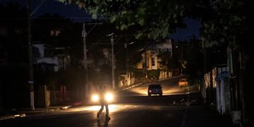 Cuba permanece sin electricidad casi en su totalidad