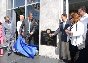 Indotel honra memoria del periodista Orlando Martínez al develar tarja que nombra su edificio corporativo