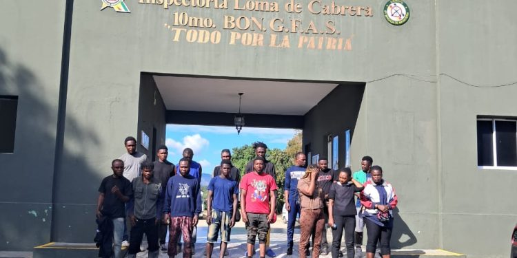 Ejército detiene a 16 migrantes haitianos indocumentados localizados con drones en Loma de Cabrera