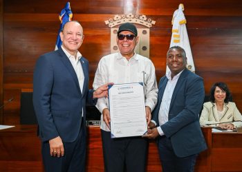 Ayuntamiento de Santiago declara a Fernando Villalona como Hijo Adoptivo de la ciudad