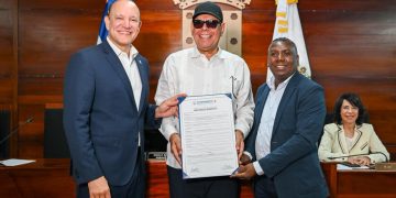 Ayuntamiento de Santiago declara a Fernando Villalona como Hijo Adoptivo de la ciudad