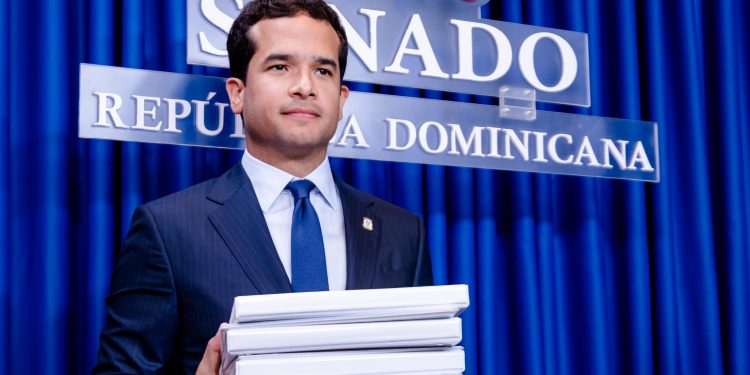 Omar Fernández impulsa eliminación del impuesto a préstamos hipotecarios