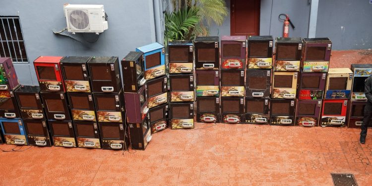 Incautan drogas, armas, vehículos y más de 100 máquinas tragamonedas en operativos simultáneos