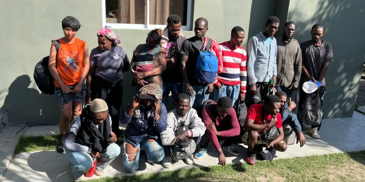 Ejército detiene a 18 indocumentados en Imbert