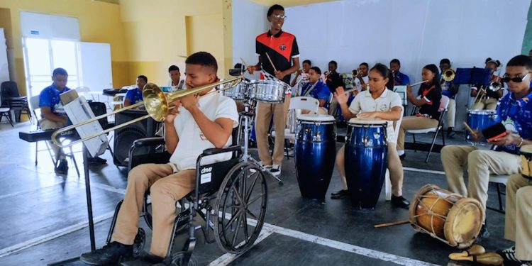 En centro educativo de Modalidad en Artes, Enkel Nova Vásquez convierte su pasión por la música en una historia de superación y logros