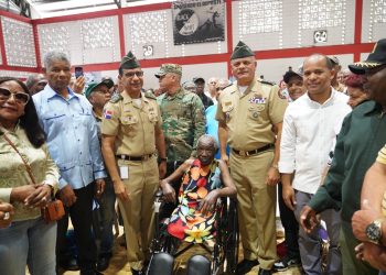 Ministro de Defensa encabeza jornada de apoyo integral a retirados en Villa Duarte