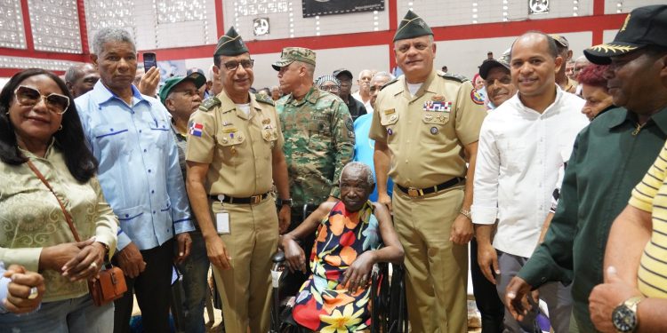 Ministro de Defensa encabeza jornada de apoyo integral a retirados en Villa Duarte