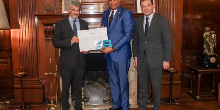 Universidad de Buenos Aires reconoce a Eddy Alcántara por su liderazgo global en la defensa de los consumidores