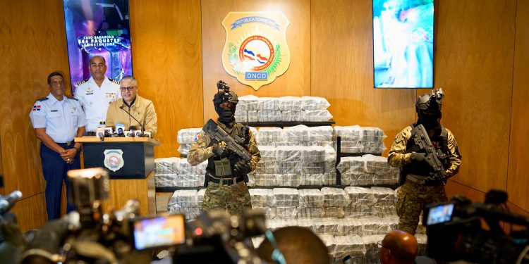 Arrestan cinco hombres e incautan 564 paquetes de presunta cocaína en Barahona