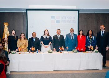 Comisión de la JCE recibe propuestas de aspirantes a miembros de las OCLEE en Europa