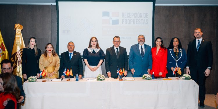 Comisión de la JCE recibe propuestas de aspirantes a miembros de las OCLEE en Europa
