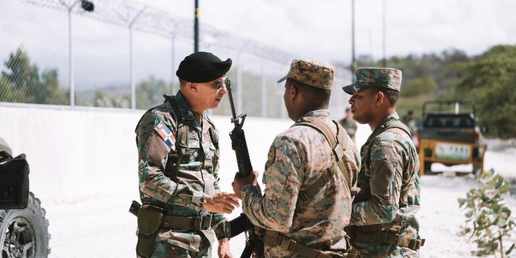 Comandante del Ejército recorre frontera sur; visita destacamentos y puestos fronterizos en provincias Pedernales e Independencia