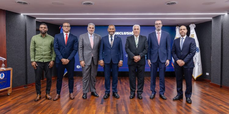 Unapec y Ministerio de Energía y Minas analizan avances y desafíos del sistema eléctrico y minero en República Dominicana