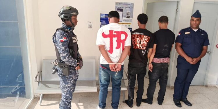 Policía recupera celulares y motocicletas robadas, y ocupa drogas y arma de fuego en Sabana Perdida, SDN