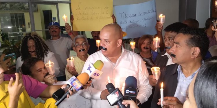 Gremios periodísticos protestan con encendido de velas pancartas y tape color negro en la boca por decisión de jueza contra Nelson Gutiérrez