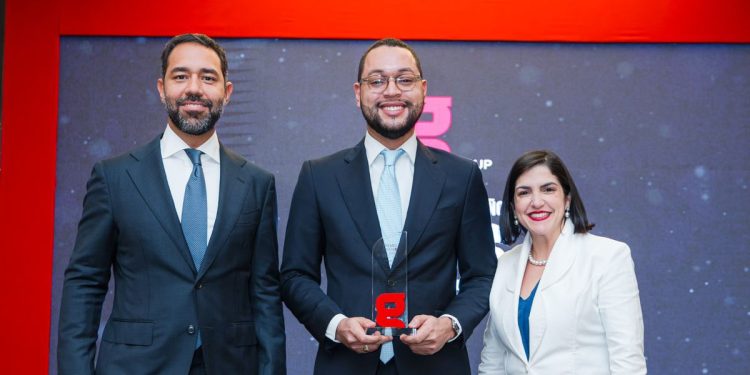 Cristian Cabrera es reconocido como Joven del Año 2026 en el renglón Comunicación