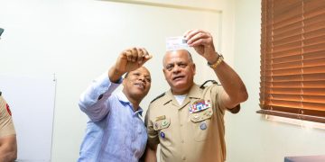 Ministro de Defensa destaca servicio y llama a militares a obtener la nueva licencia de conducir