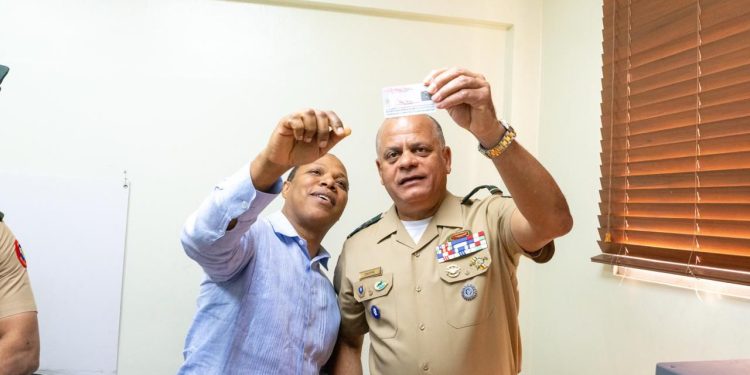 Ministro de Defensa destaca servicio y llama a militares a obtener la nueva licencia de conducir