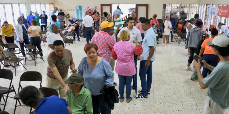 Raymond Rodríguez y Fundación GBC benefician a más de 500 personas con operativo de salud en Gualey, D.N