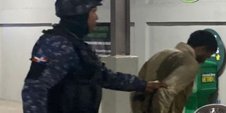 Policía fustra intento de robo en comercio y apresa antisocial en flagrante delito en Villa Mella, SDN.