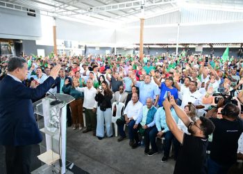 Leonel juramenta en la FP al exgobernador de Hermanas Mirabal y dirigentes del PRM y PLD