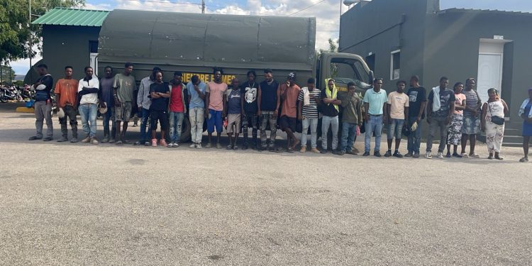 Miembros del Ejército detienen 87 haitianos con estatus migratorio irregular en Jimaní