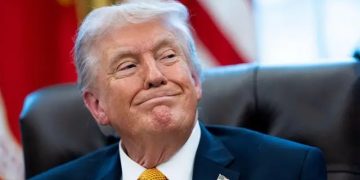 Trump extiende hasta el 6 de abril su ultimátum para que Irán reabra el estrecho de Ormuz