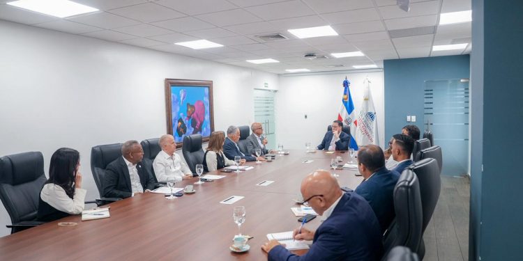 Ministro Sanz Lovatón lidera reunión con el sector provisiones para asegurar la cadena de suministro frente a la crisis en Medio Oriente