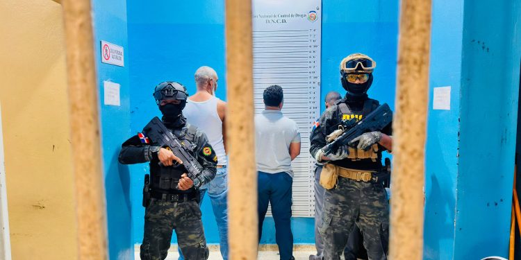 En operativos de búsqueda y captura arrestan cuatro hombres por decomiso de 180 paquetes de cocaína