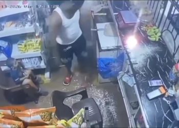 Padrastro amenaza a niño con un cuchillo en Valiente Boca Chica