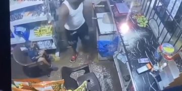 Padrastro amenaza a niño con un cuchillo en Valiente Boca Chica