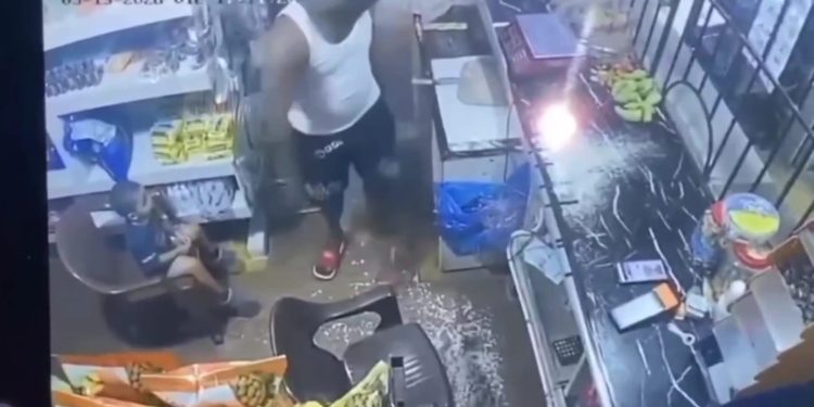 Padrastro amenaza a niño con un cuchillo en Valiente Boca Chica