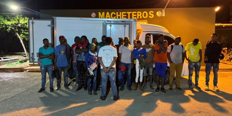 Ejército detiene conductor de camión por transportar haitianos indocumentados en Mao, Valverde