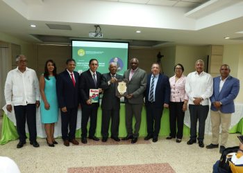 COOPNAMA reconoce trayectoria y aportes del médico y filántropo Cruz Jiminián y del profesor Melanio Hernández, autor del libro Nacho