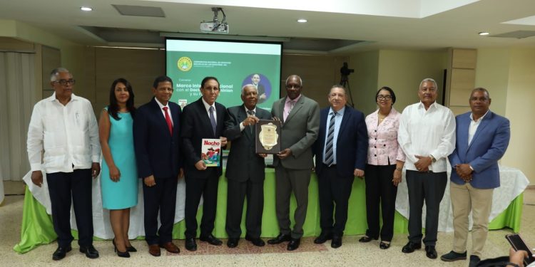 COOPNAMA reconoce trayectoria y aportes del médico y filántropo Cruz Jiminián y del profesor Melanio Hernández, autor del libro Nacho