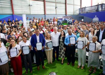 Presidente Abinader entrega 1,025 títulos de propiedad en Hato del Yaque elevando a 7,632 los otorgados en la provincia de Santiago