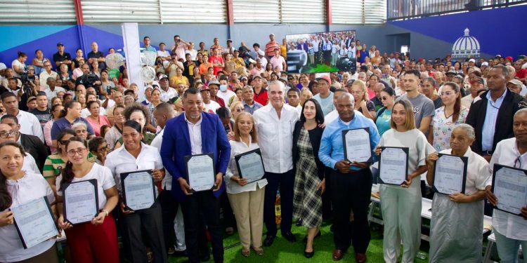 Presidente Abinader entrega 1,025 títulos de propiedad en Hato del Yaque elevando a 7,632 los otorgados en la provincia de Santiago