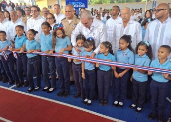 Presidente Abinader fortalece espacios deportivos-escolares con inauguración de dos techados en Centros Educativos de Santiago