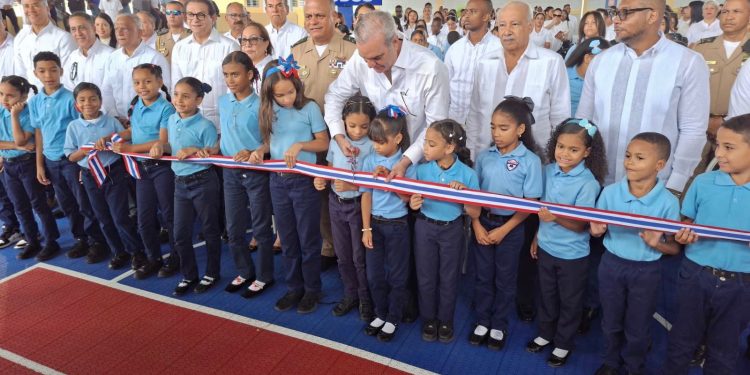 Presidente Abinader fortalece espacios deportivos-escolares con inauguración de dos techados en Centros Educativos de Santiago