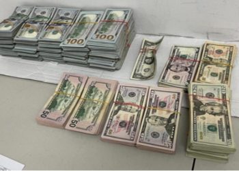 Aduanas intercepta 350 mil dólares que un pasajero intentó ingresar sin declarar