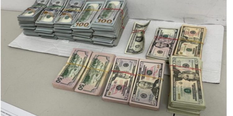 Aduanas intercepta 350 mil dólares que un pasajero intentó ingresar sin declarar