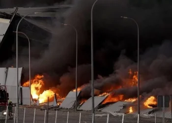 Ascienden a dos muertos y 72 heridos tras incendio en planta petroquímica en Rusia