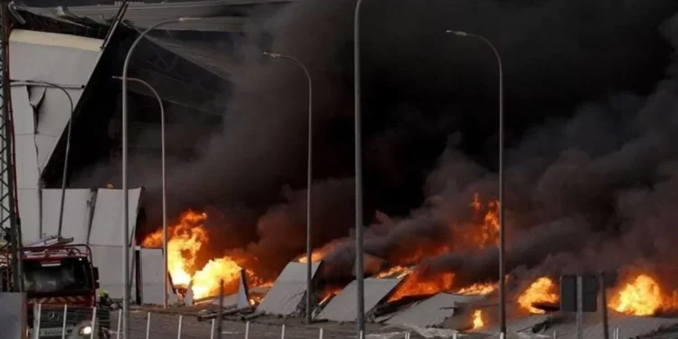 Ascienden a dos muertos y 72 heridos tras incendio en planta petroquímica en Rusia