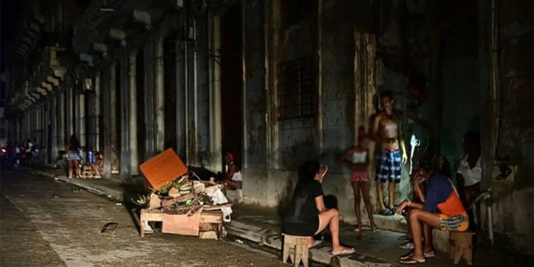 Cuba prevé largos apagones todo el lunes y un corte máximo que apague el 60 % del país
