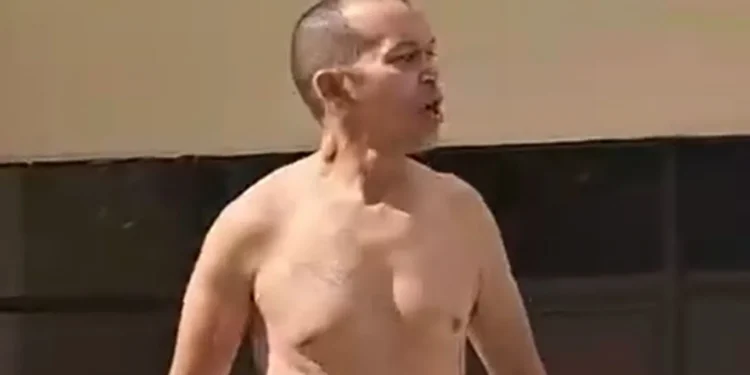 Hombre se desnuda frente al Palacio de Justicia de San Francisco de Macorís